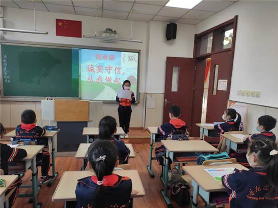 会议室里的人们
中度可信度描述已自动生成